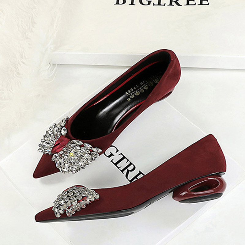 حذاء نسائي بكعب منخفض بتصميم ه - مراجعة Womens Heels وسعره