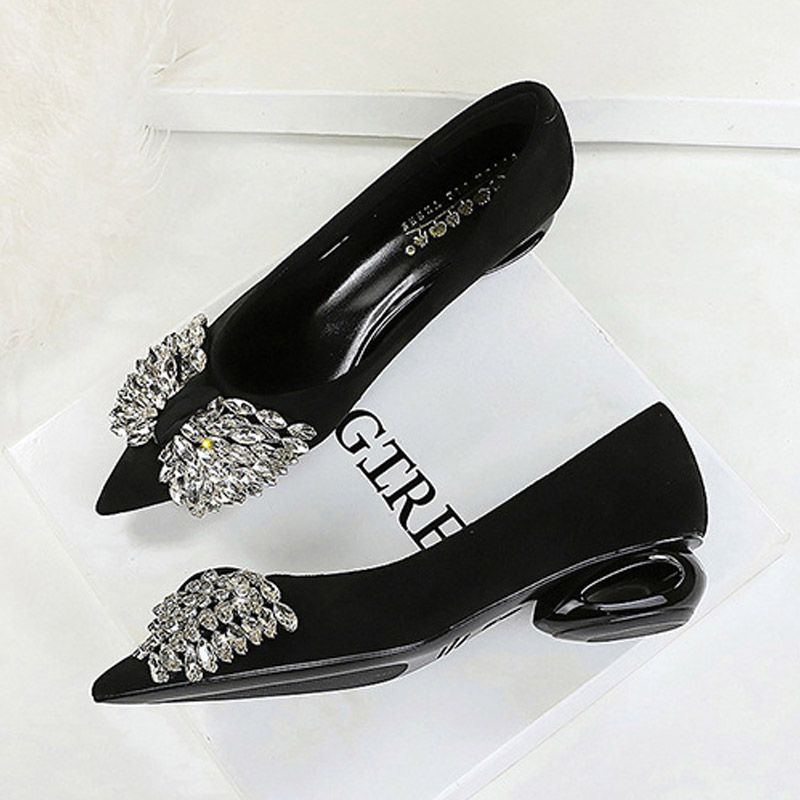 حذاء نسائي بكعب منخفض بتصميم ه - مراجعة Womens Heels وسعره